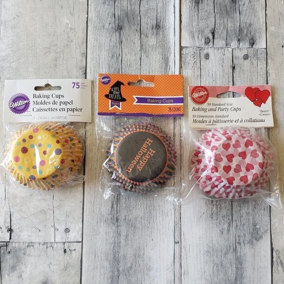 NWT - Wilton Baking Cups Standard Size Cupcakes (set of 3) - Picture 1 of 1